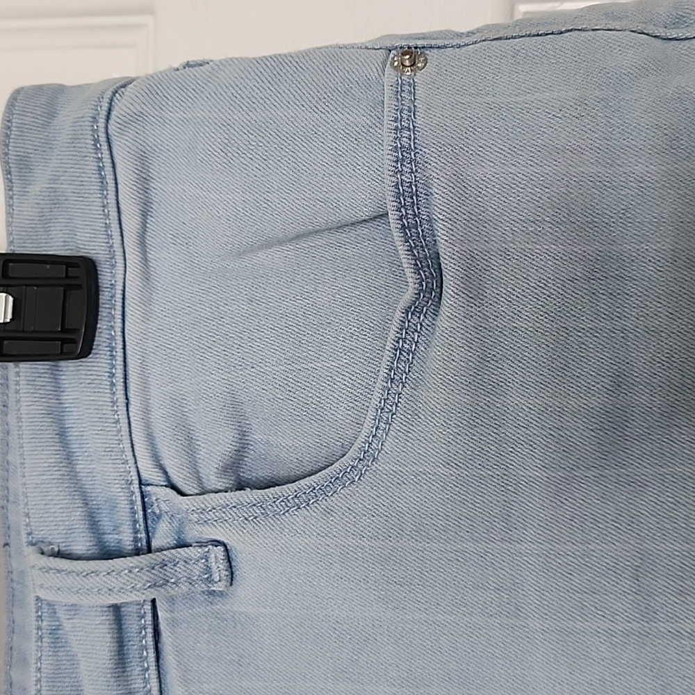 SIZE 16 OLD NAVY WOMAN'S DENIM SHORTS - Picture 3 of 9
